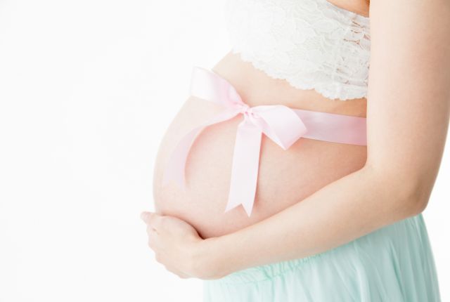 お腹に手をあてている妊婦さん