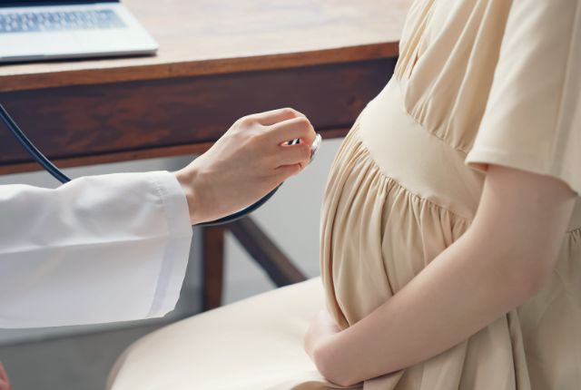 妊婦検診を受ける女性